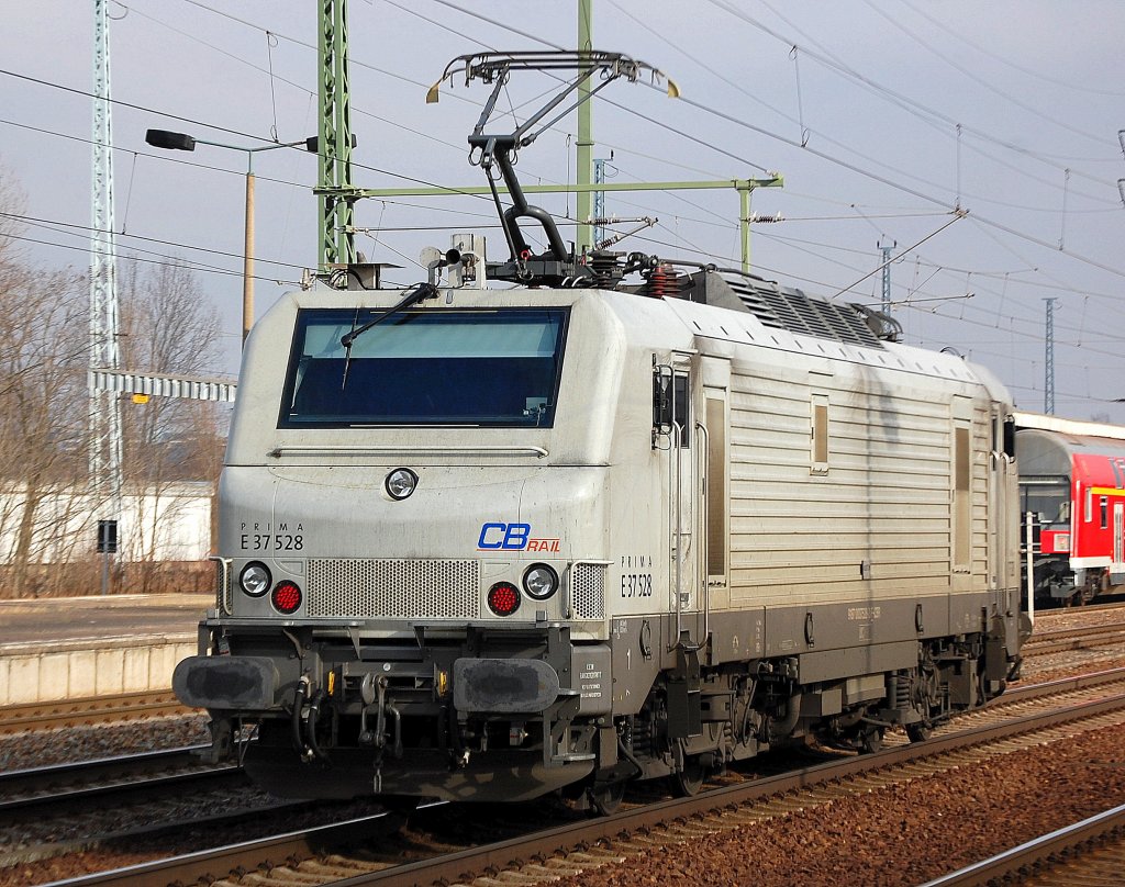 Hier noch mal aus anderer Perspektive die von ITL angemietete CBRail Lok E 37 528 (91 87 0037 528-3 F-CBR, Alstom Bj. 2009) am 09.02.11 Bhf. Flughafen Berlin-Sch�nefeld. 