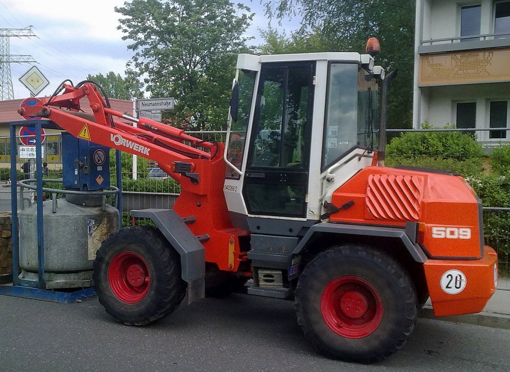 Hier noch mal aus anderer Perspektive, LIEBHERR 509 der Fa.VORWERK , 13.05.13 Berlin-Pankow.