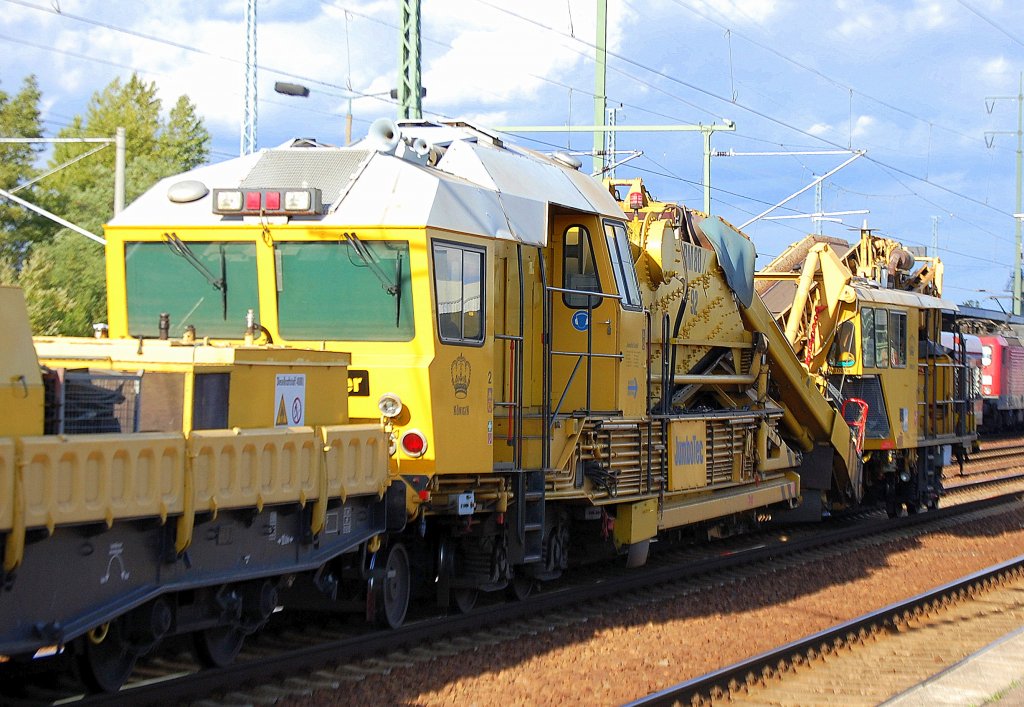 Hier noch mal aus anderer Perspektive, die Schotterreinigungsmaschine P&T RM 80-92 der Fa. JumboTec, 16.09.10 Bhf. Flughafen Berlin-Sch�nefeld.