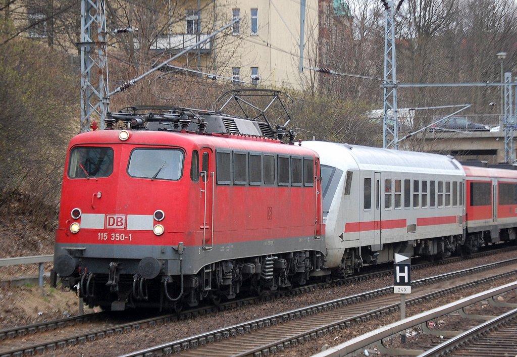 Hier noch mal aus der N�he, die 115 350-1 mit PbZ nach Berlin-Lichtenberg, 31.03.11 Berlin Prenzlauer Allee.