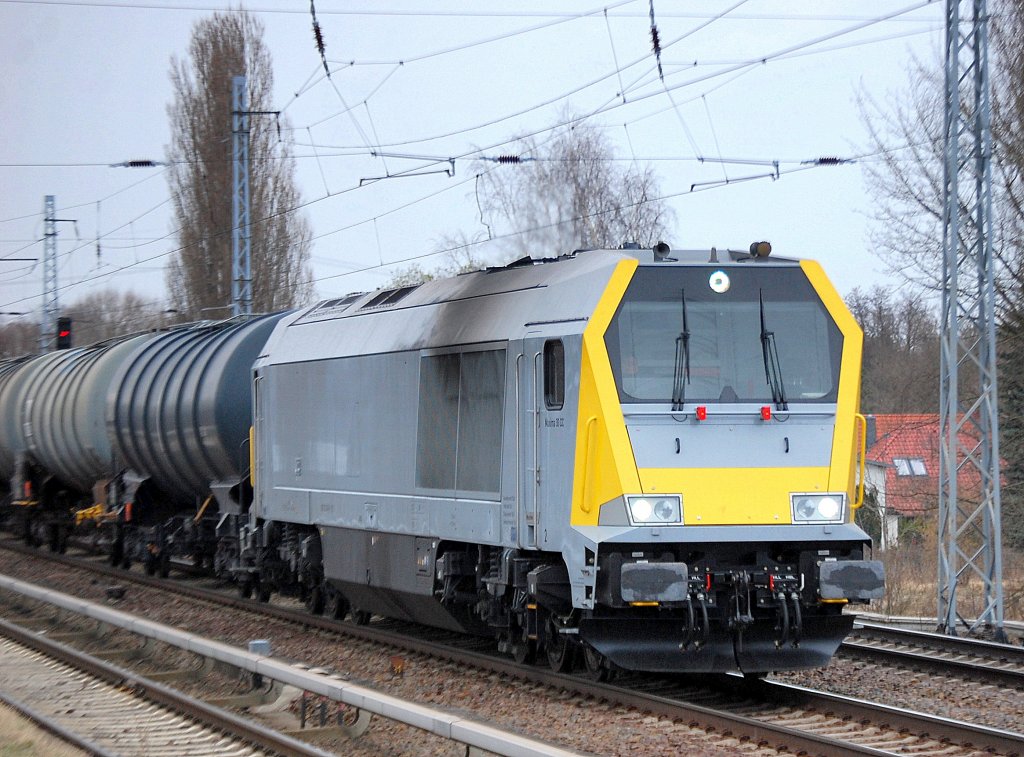 Hier noch mal aus der N�he die Voith Maxima 30 CC (92 80 1263 00?-? D-VTLT) mit den Kesselwagen f�r die Fa. Infra Leuna am 31.03.11