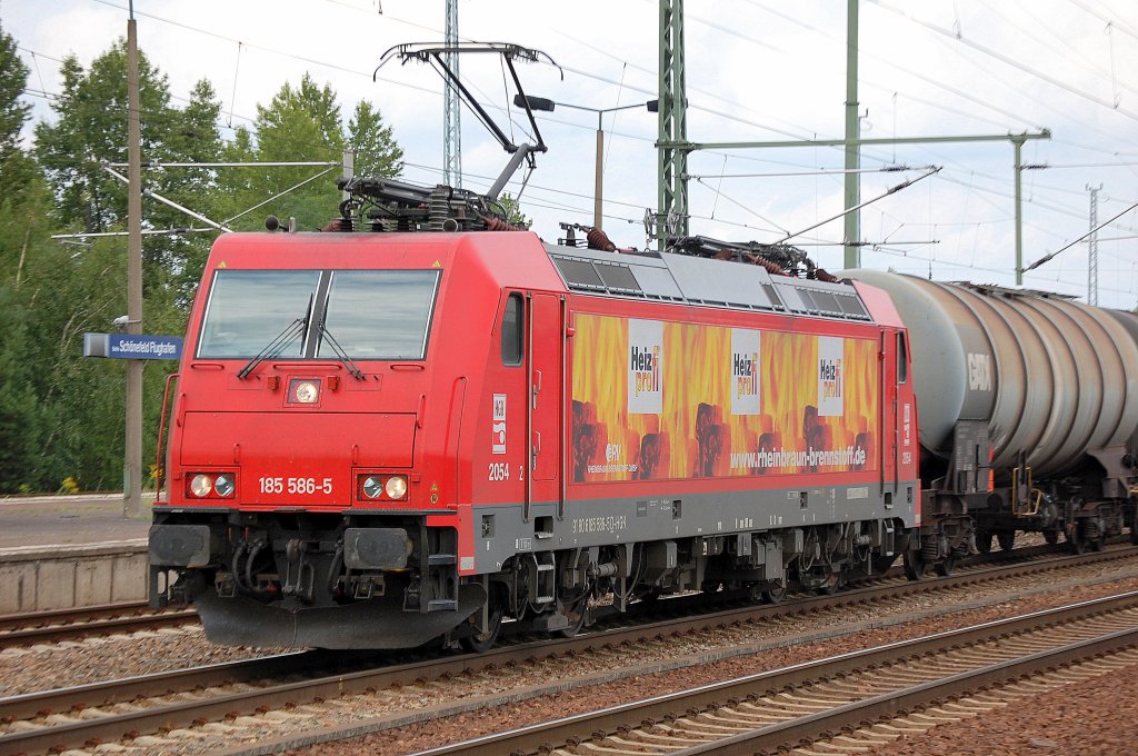 Hier noch mal aus der N�he, HGK 2054/185 586-5 (91 80 6185 586-5 D-HGK) mit Kesselwagenzug, 12.08.11 Bhf. Flughafen Berlin-Sch�nefeld.