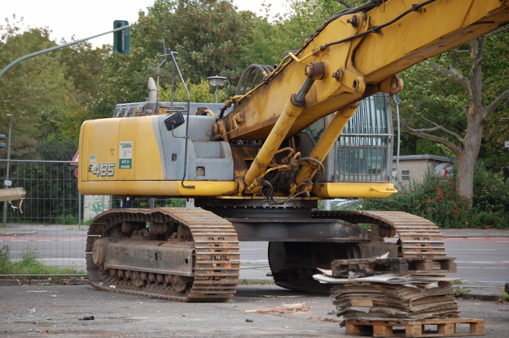 Hier noch mal aus der N�he, der NEW HOLLAND Raupenbagger E 485 der Fa. Bodo Freimuch mit Long Front Aufsatz, 08.09.11 Berlin Prenzl.Berg.