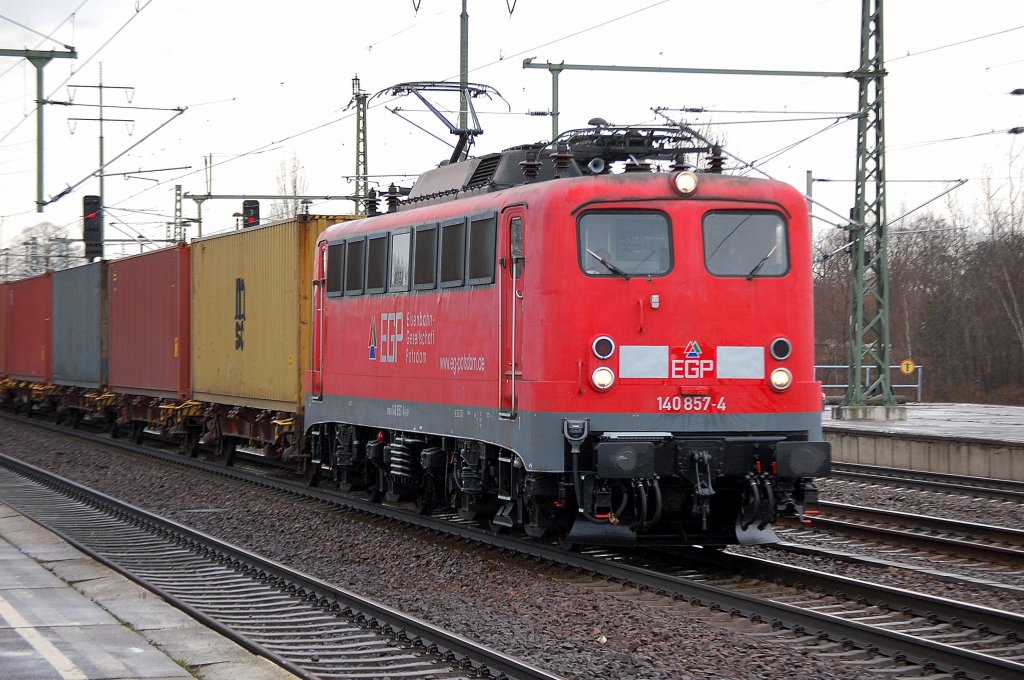 Hier noch mal aus der N�he, EGP 140 857-4 (91 80 6140 857-4 D-EGP) mit Containerzug am 29.12.11 Bhf. Flughafen Berlin-Sch�nefeld.