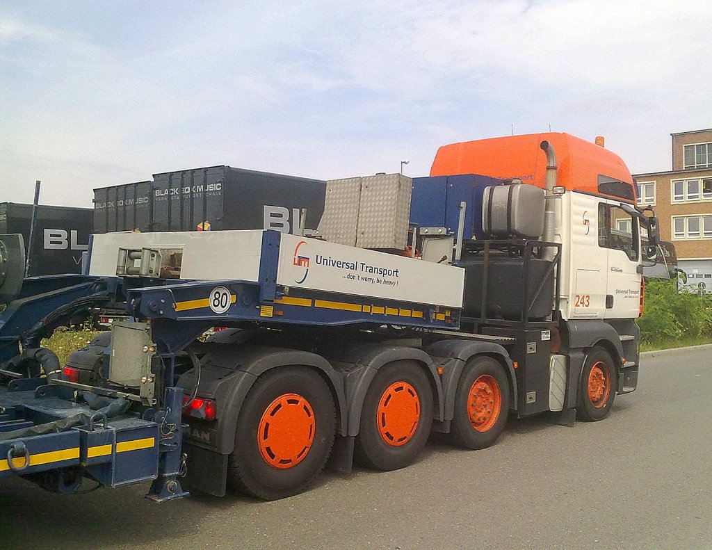Hier noch mal aus der R�ckansicht, die Schwerlastzugmaschine TGA 26.480 mit Schwerlastturmaufbau der Fa. Universal Transport am 03.08.11 Berlin-Wilhelmsruh.