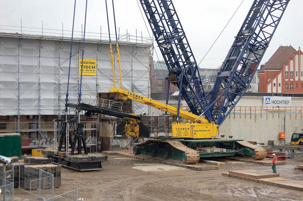 Hier noch mal die Derrickausr�stung des LIEHERR LR 1750, die gestern noch fehlte, ich war allerdings verwundert das gar nicht viel Gewicht freih�ngend angebracht wurde, da man eigentlich bis zu 400 t Ballast daran befestigen k�nnte