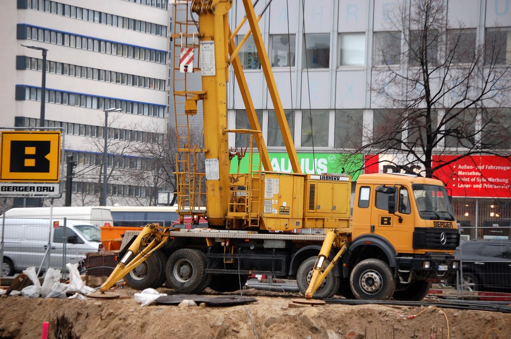 Hier noch mal in Detailansicht, der MB Fahrzeuguntersatz mit dem LIEBHERR Kranaufbau Typ MK 40 der Fa. BERGER am 11.12.08 Gro�baustelle Berlin Alexanderplatz.
