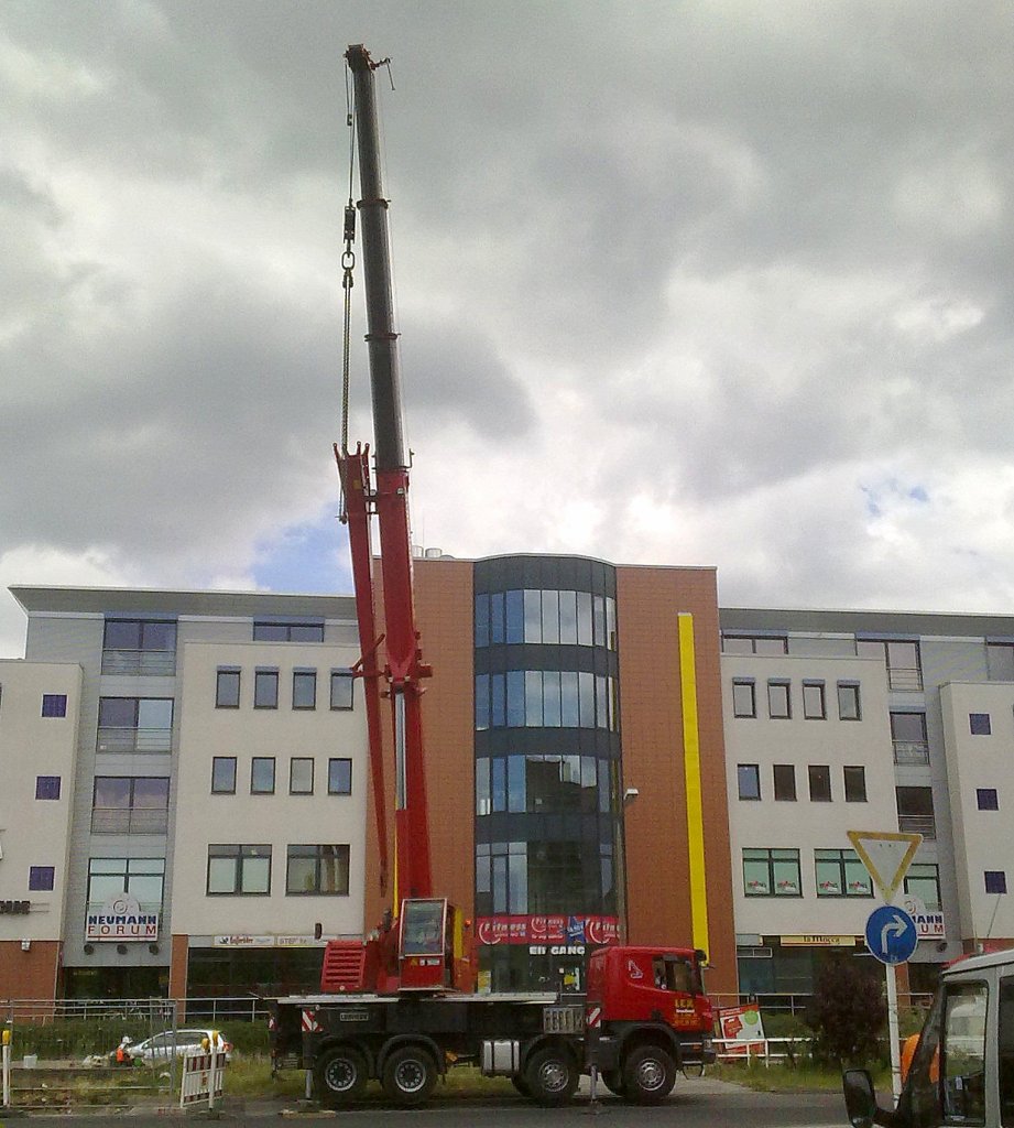 Hier noch mal in Gesamtansicht, der LIEBHERR LTF 1045-4.1 Teleskop-Aufbaukran (SCANIA P380 Fahrzeuggestell)der Fa. LEX bei Hebearbeiten eines Betonfertigteils von einem LKW, 14.06.12 Berlin-Pankow.