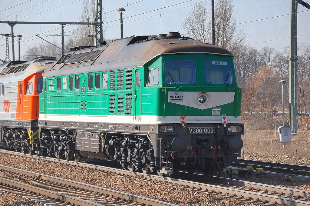Hier noch mal in Gesamtansicht, V300 002 der Wismut GmbH am 01.03.11 am Ende eines Lokzuges gezogen von CFL Cargo Lok 1506, 01.03.11 Bhf. Flughafen Berlin-Sch�nefeld.