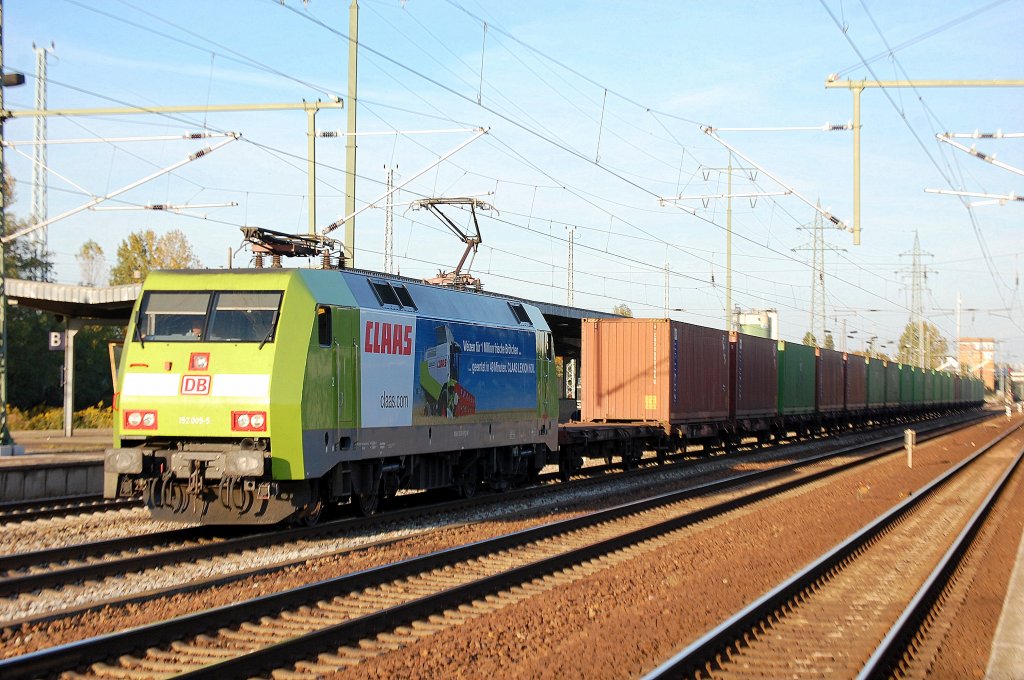 Hier noch mal in Gesamtperspektive, 152 005-5 mit Ganzzug Containertragwagen, 13.10.10 Bhf. Berlin-Sch�nefeld Flughafen.