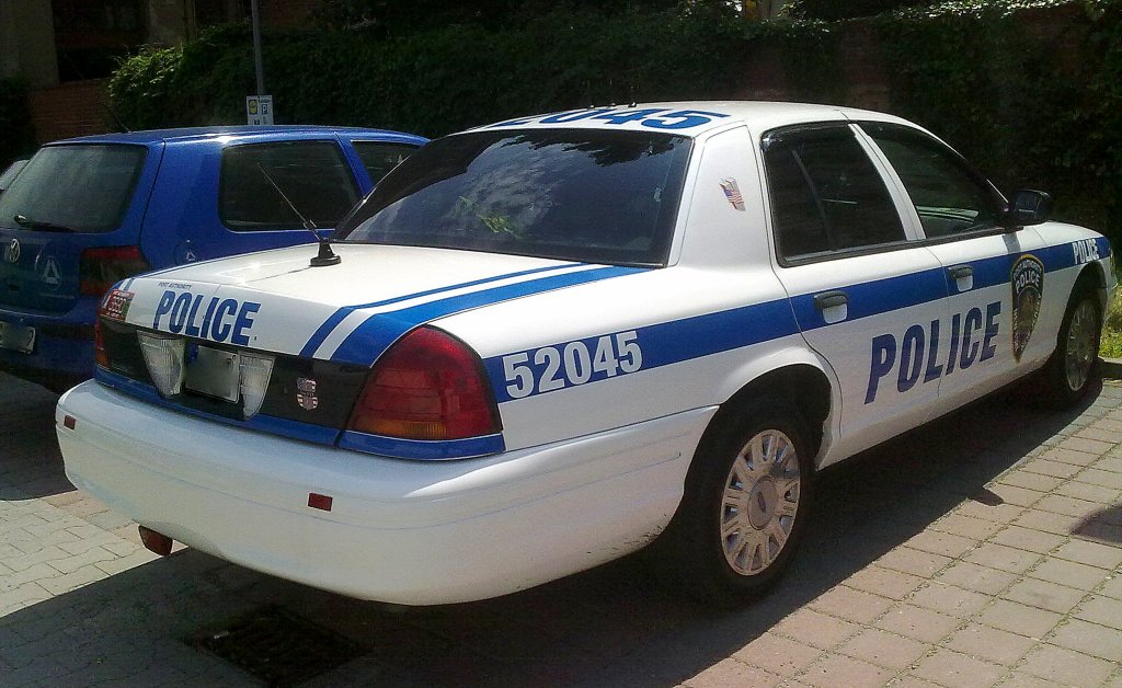 Hier noch mal von der Heckseite, der FORD Crown Victoria in den Farben der New York/ New Jersey US-Police in Berlin-Pankow, Juni 2013