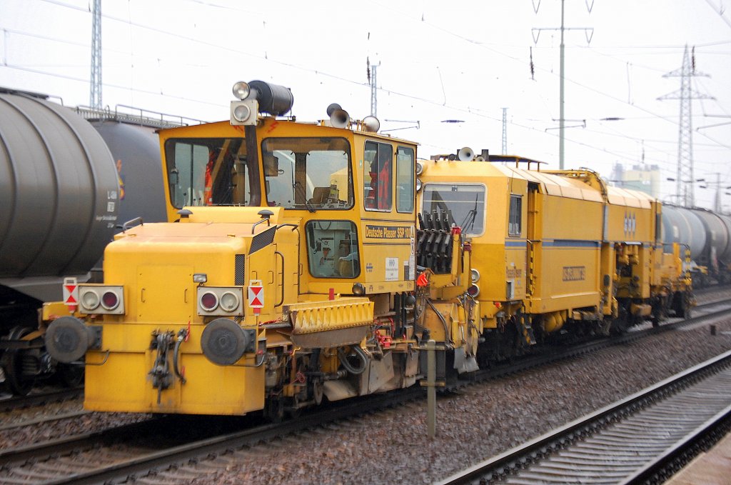 Hier noch mal von hinten die Schotterplaniermaschine SSP 100 gezogen vom P&T 08-275 UNIMAT 3S der Fa. GBW am 03.02.11 bei der Durchfahrt im Bhf. Flughafen Berlin-Sch�nefeld 03.02.11
