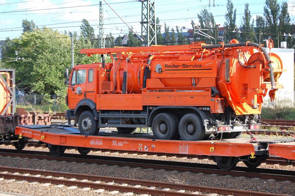 Hier noch mal das MB-Abwasserensorgungsspezialfahrzeug der Fa. Redler Service gezogen von der Lok 15, 17.09.10 Berlin-Beusselstr.