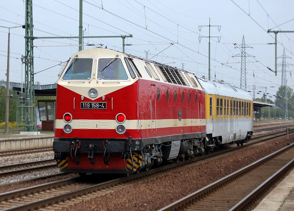 Hier noch mal der Nachschuss, 119 158-4 der dampflokfreunde Berlin schiebt einen DB-Steuerwagenmesszug durch den Bhd. Berlin-Sch�nefeld Flughafen am 06.10.10 Richtung Berlin-Sch�neweide zur S-Bahn Strecke.