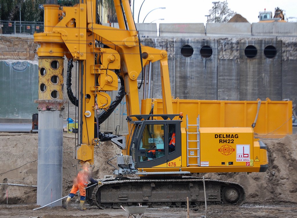 Hier noch mal in sch�ner Seitenansicht, das Drehbohrsystem DELMAG RH22 der Baufirma MAX B�GL am 21.10.09 Gro�baustelle Neubau der Spandauer Damm Br�cke Berlin.