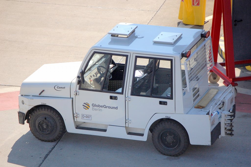 Hier noch mal von der Seite, der Dieselschlepper MULAG Comet 4 DK der Fa. GlobeGround, 05.07.08 Flughafen Berlin Tegel. 