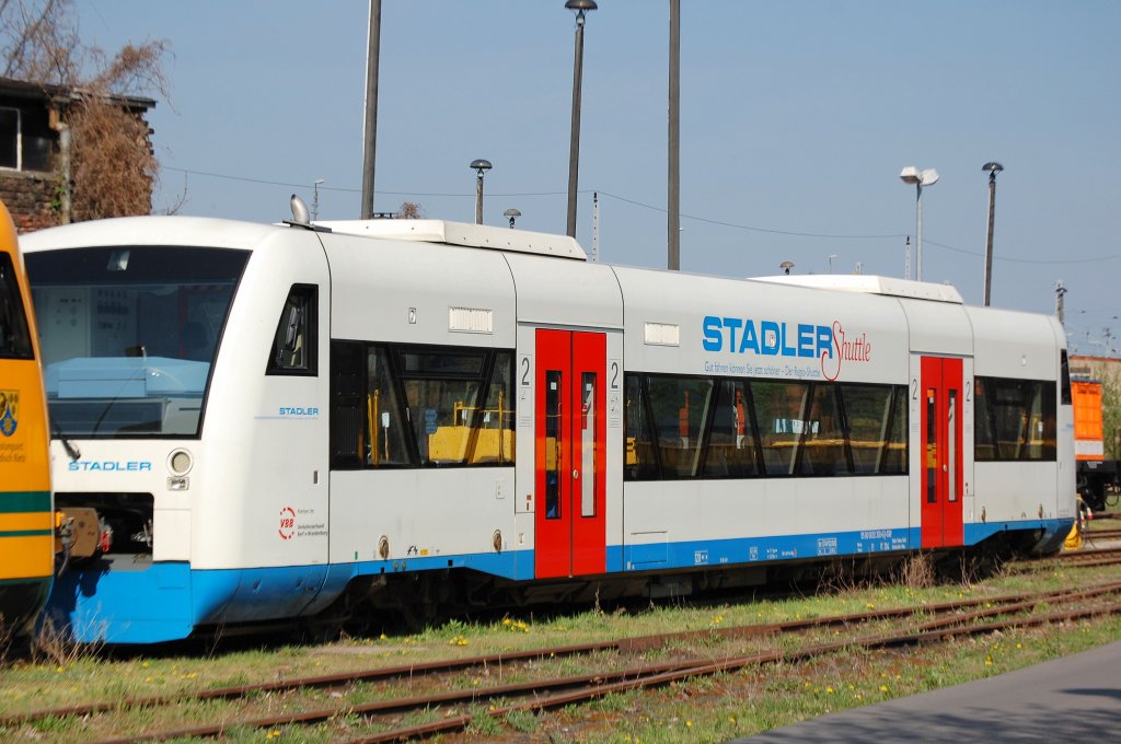Hier noch mal von der Seite, der VT 304 (95 80 0650 300-6 D-STAP) der Stadler Pankow GmbH, seitlich steht STADLER Shuttle drauf, ehemaliges Vorf�hrfahrzeug verliehen an die ODEG als Ersatztriebzug am 13.04.09 Berlin-Pankow. Jetziger Verbleib ist mir nicht bekannt? 