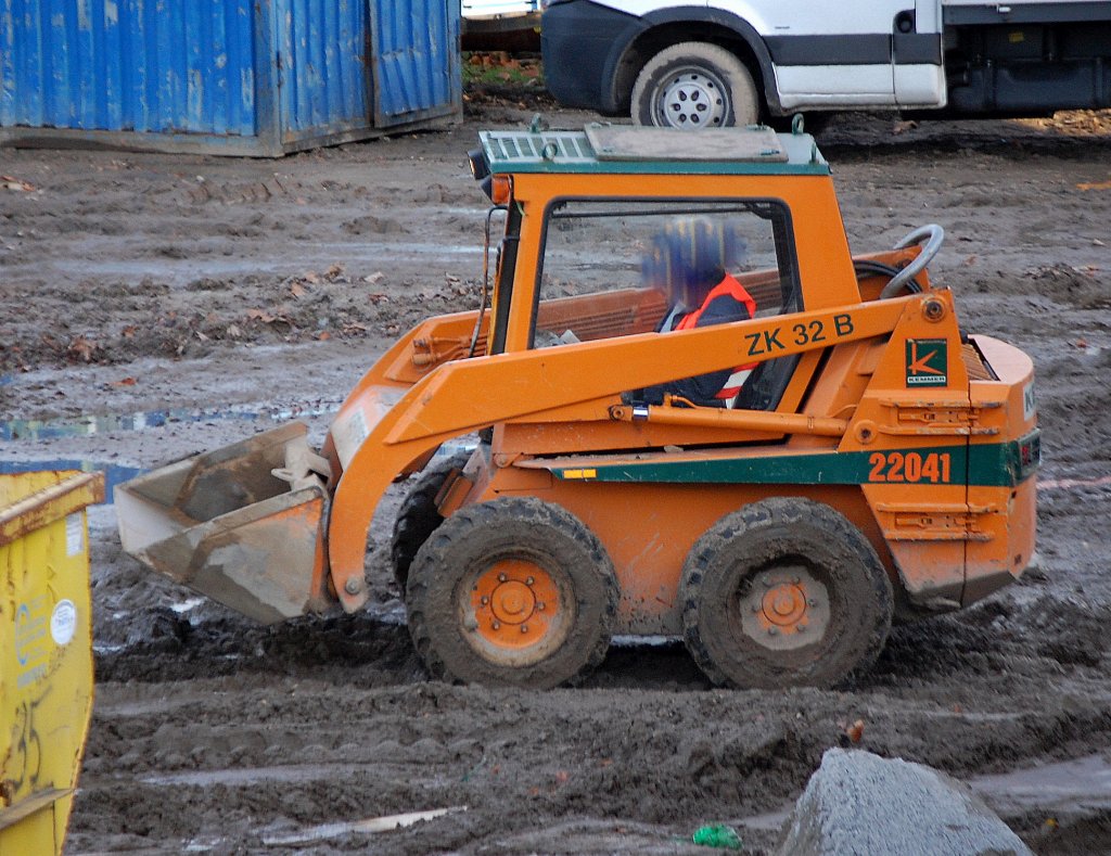 Hier noch mal im Seitenprofil der Kompaktlader ZK 32 B der Baufirma KEMMER am 19.11.09 Berlin-Karow.