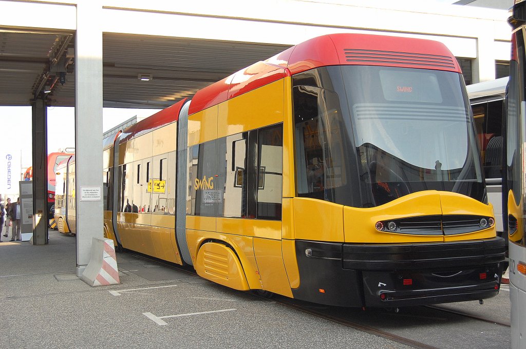 Hier noch mal die SWING Stra�enbahn in etwas anderer Version vom polnischen Hersteller pesa, InnoTrans 2010, 24.09.10 