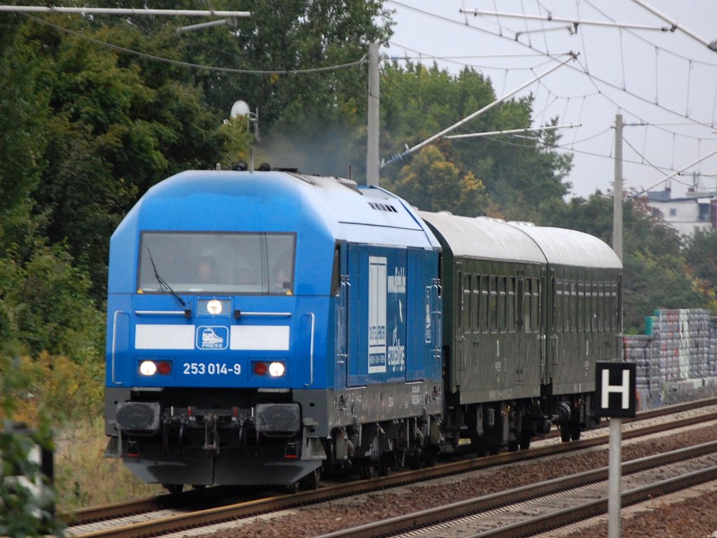 Hier noch mit anderem Seitenlogo unterwegs, PRESS 253 014-9 (92 80 1223-4 D-PRESS)auf Sonderfahrt mit zwei alten DR Modernisierungswagen Richtung Berlin-Blankenburg am 23.09.08 Berlin-Pankow.  