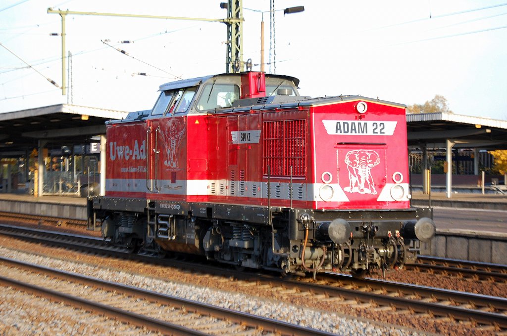 Hier noch der Nachschuss der Uwe-Adam Lok ADAM 22  SPIKE  (98 80 1202 241-6 D-BWESA) am 29.10.10 Bhf. Berlin-Sch�nefeld Flughafen.  