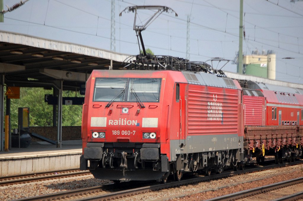 Hier noch von Nahem, 189 060-7 mit Leerzug Drehgestellflachwagen am 06.06.11 Bhf. Flughafen Berlin-Sch�nefeld.