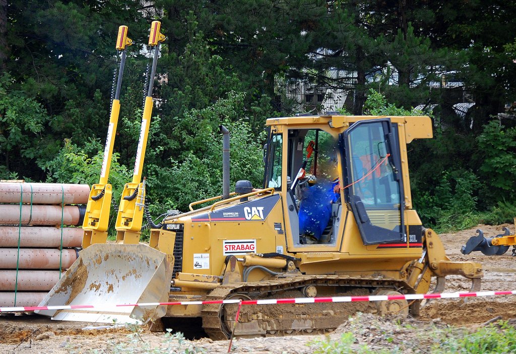 Hier nun auch aus der Vorderperspektive, die CAT D3G XL Raupe der Baufirma STRABAG auf der Baustelle am Bhf. Flughafen Berlin-Sch�nefeld, 18.08.10 