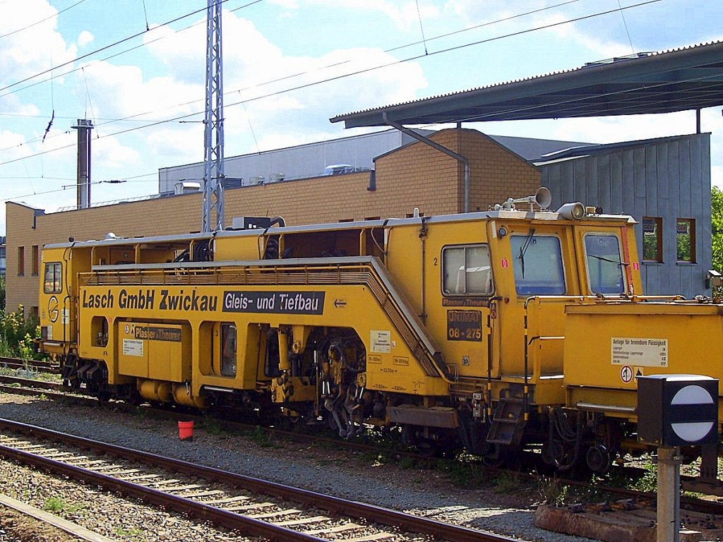 Hier eine schon etwas �ltere Gleisstopfmaschine vom Hersteller Plasser & Theurer eine UNIMAT 08-275 der LASCH GmbH Zwickau am 08.07.08 Bhf. Hennigsdorf.