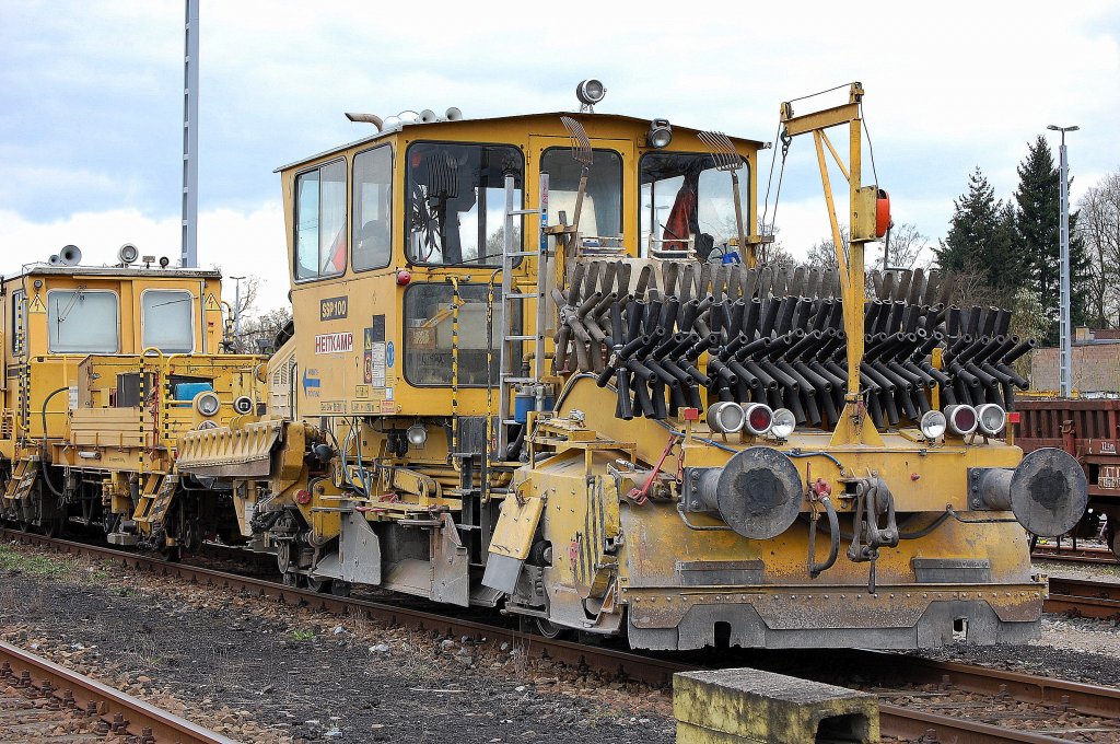 Hier die Schotterprofiliermaschine Plasser & Theurer Typ SSP 100 der Gleisbaufirma Heitkamp Rail am 20.04.08 Gbf. Berlin-Marienfelde.