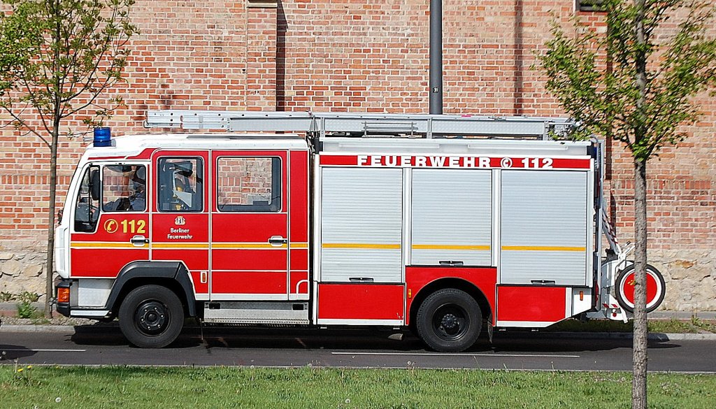 Hier in Seitenperspektive ein LHF 16/12 City der Berliner Feuerwehr, 05.05.10 Berlin-Moabit N�he Hbf. 