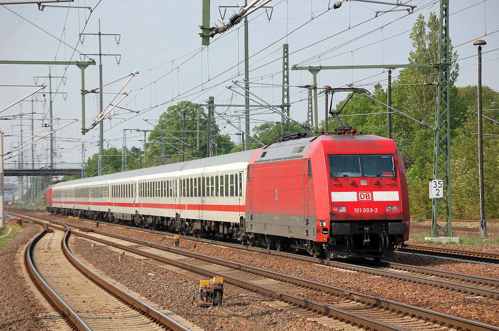 Hier der selbe IC noch mal im Sandwich-Verfahren, vornean 120 122-7 und hinten im Bild 101 003-2 am 29.04.11 bei der Durchfahrt im Bhf. Flughafen Berlin-Sch�nefeld.