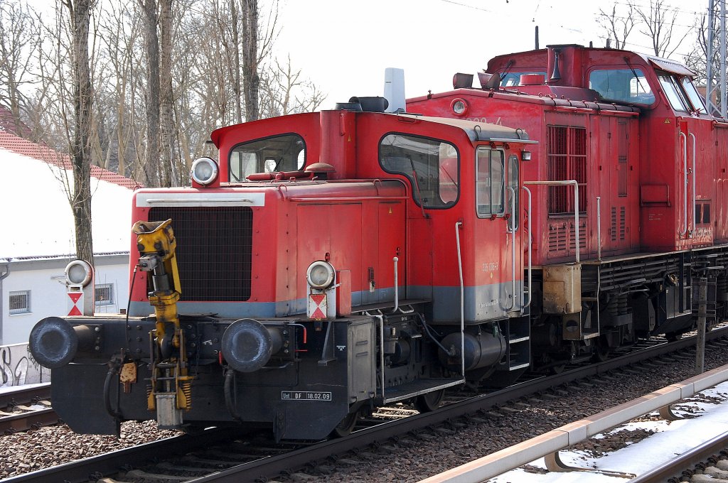Hier die selten zu sehende DB K�f 335 006-3 gezogen von 298 329-4 am 26.03.13 Berlin-Karow.