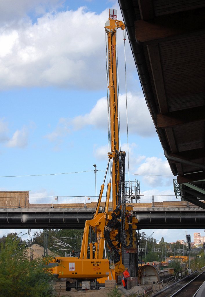 Hier sieht man den gesamten Teleskopm�kler des DELMAG RH22 der Baufirma MAX B�GL 05.10.09 Gro�baustelle Neubau der Spandauer Damm Br�cke in Berlin. 