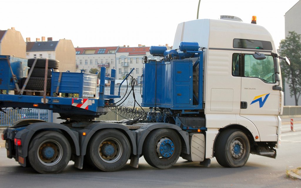 Hier sieht man sch�n den Schwerlastturm auf der vierachsigen MAN Zugmaschine TGA 33.530 der Fa. VOSS INTERNATIONAL, 07.09.10 Berlin-Knobelsdorffstr.