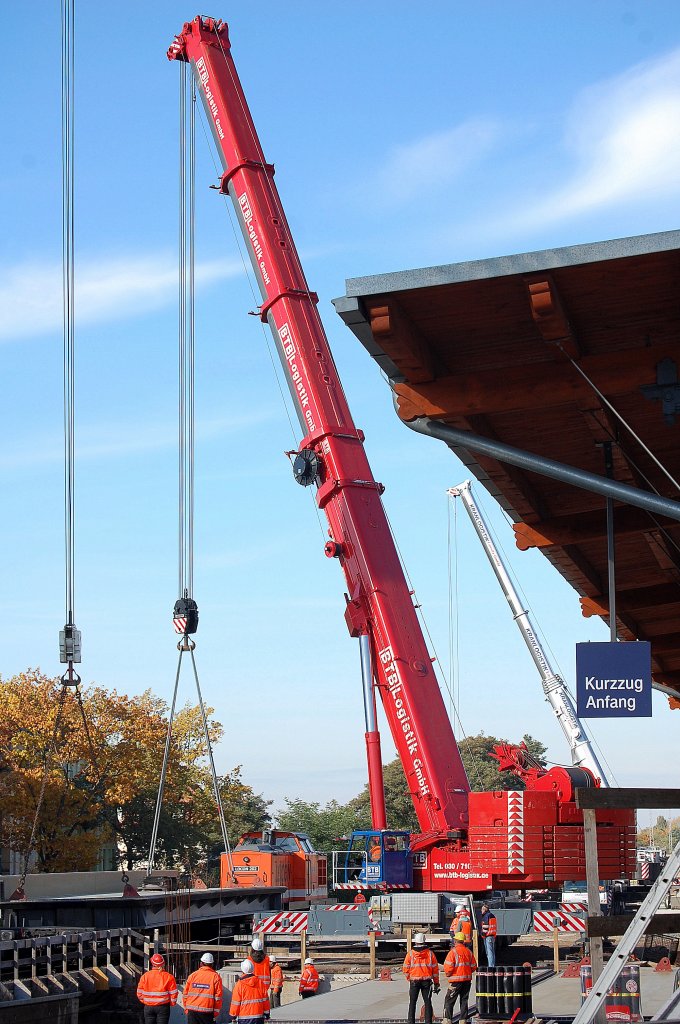 Hier sieht man wie das Br�ckensegment mit Hilfe der beiden 500 Tonnen Fahrzeugkr�ne mit viel Feingef�hl in die Baul�cke gehoben wird, 23.10.10 Berlin-Baumschulenstr.