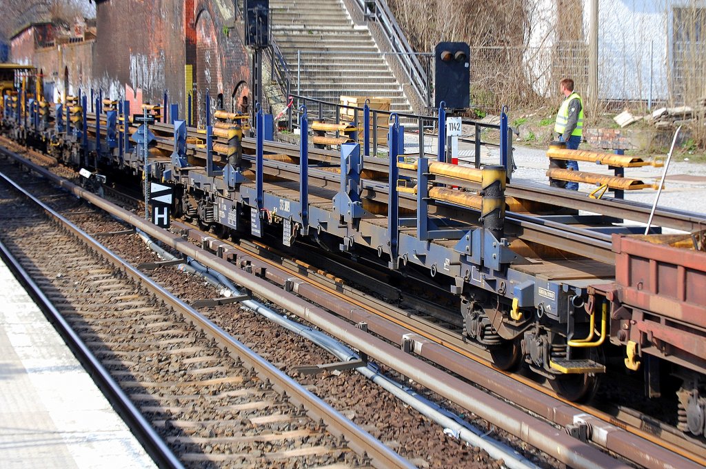 Hier die speziell zum Langschienentransport konzipierten Drehgestellfl�chwagen vom Typ Rs mit der Nr. STS 3009 der Fa. Stahlberg Roensch GmbH u. Co.KG bei den Gleisbaulegearbeiten im S-Bhf. Berlin-Ostkreuz am 03.04.10