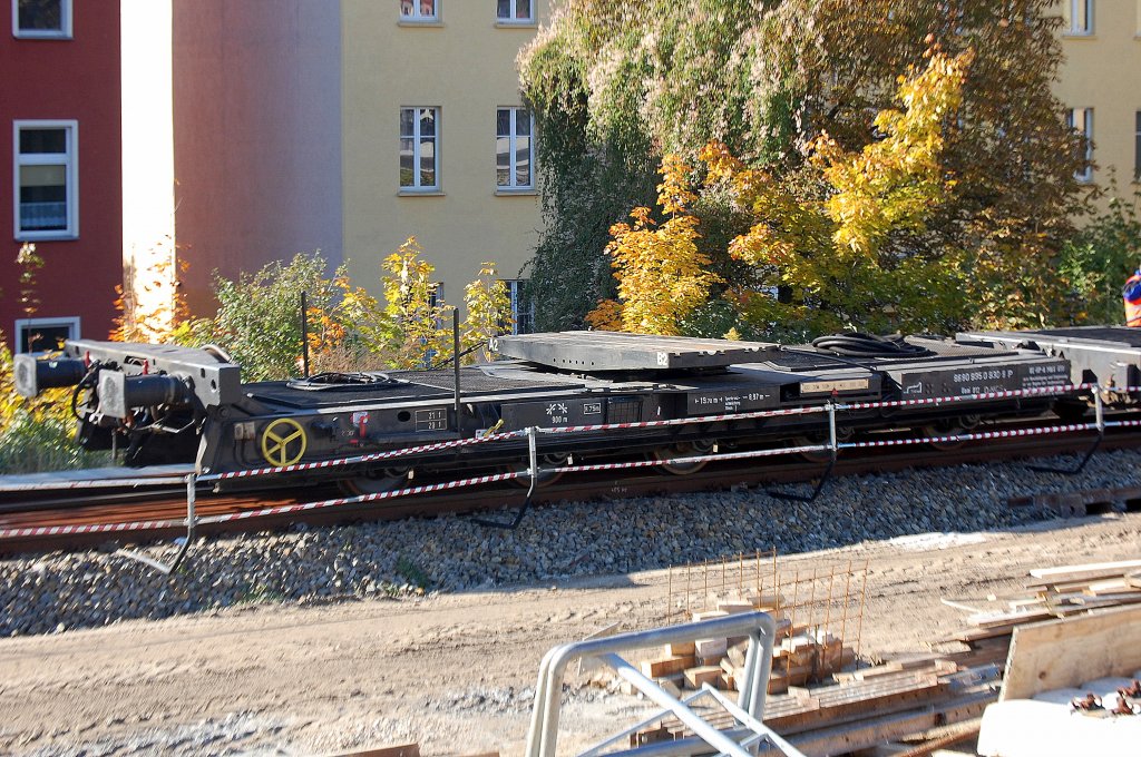 Hier dieser spezielle Schwerlastwagen der aus zwei Teilen besteht mit jeweils 5 Radpaaren, er geh�rt der Fa. NCS GmbH aus Hanau und ist unter der Nr. 86 80 995 0 930-9 P D-NCS registriert, der Wagentyp ist Uaai 812. Die H�chstlast dieses Wagens ist mit KE-GG-A MAX 65T angegeben, 23.10.10 Br�ckenneubau Berlin Baumschulenstr.