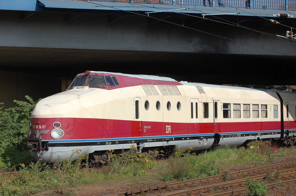 Hier der Triebkopf VTb 18.16.07 des SVT 175 des DBM N�rnberg (G�rlitz Bj.1968) beim Wendman�ver zum Schwestertriebzug, dem nicht fahrf�higen 175 016-5 am Bhf. Berlin-Lichtenberg, 01.10.10 Bhf. Berlin-Lichtenberg.