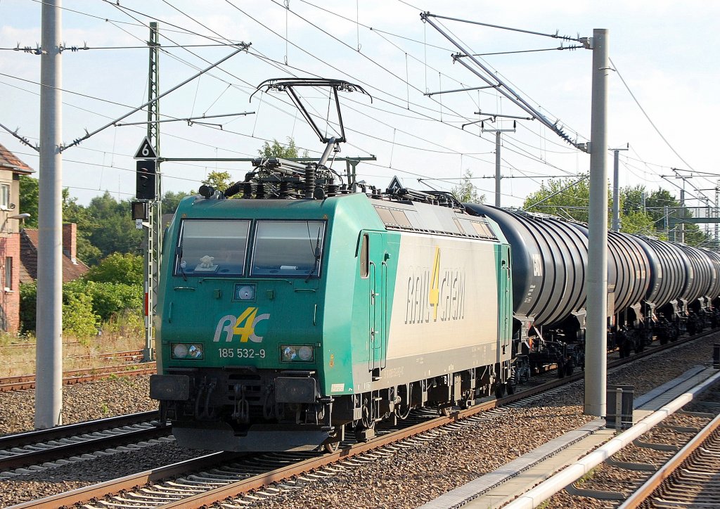 Hier die �ber Alpha Trains gemietete R4C 185 532-9 (91 80 6185 532-9 D-VC, Bj.2004) mit Leerzug Benzin-Kesselwagen Richtung Schwedt �ber Bernau, 19.07.10 Berlin-Blankenburg.