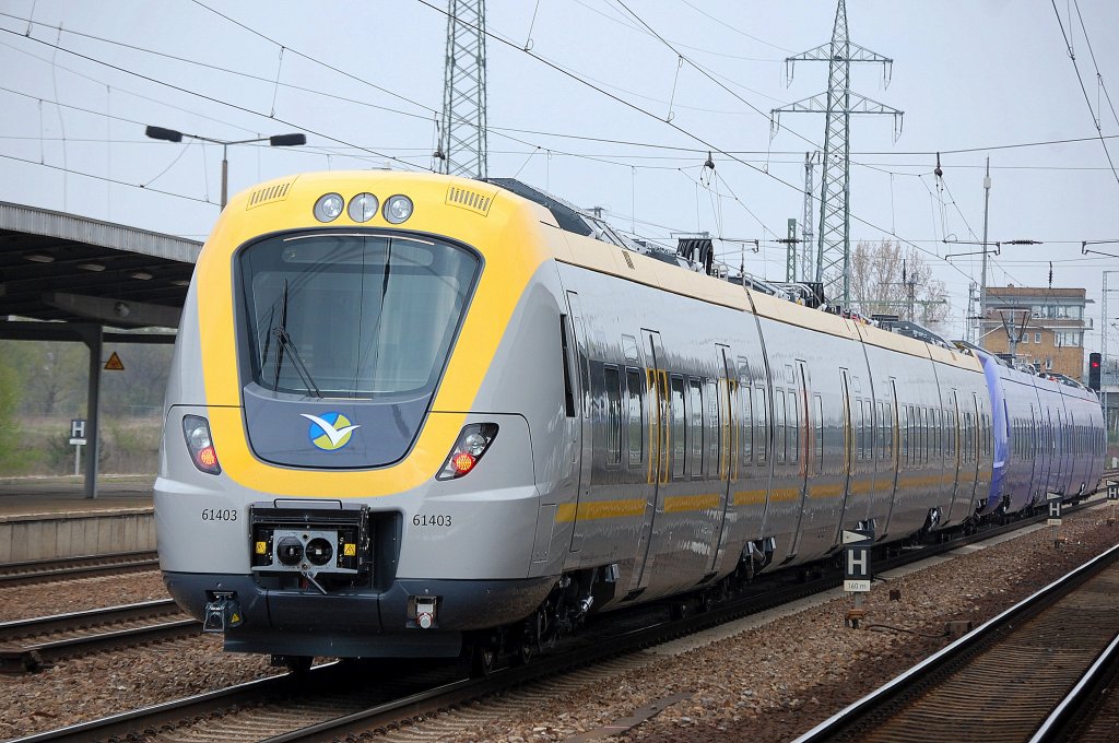 Hier der �berf�hrungszug von hinten mit dem neuen vierteiligen Triebzug X61 - X62 der Serie Alstom Coradia Nordic f�r V�sttrafik (Triebzug 61403) hinteer einem liaf�rbenden Triebzug f�r Skanetrafiken am 25.04.12 Durchfahrt Bhf. Flughafen Berlin-Sch�nefeld Richtung Rostock. 