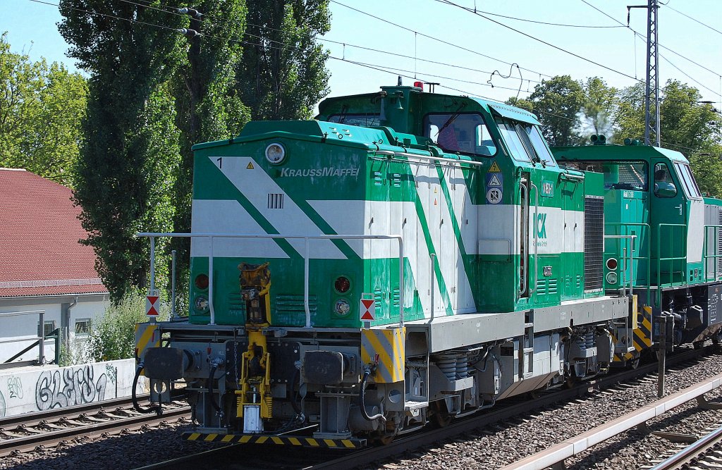 Hier die V 150-1 (LEW Bj.1981) der PCK Raffinerie GMBH (Schwedt/Oder), die man normalerweise nicht zu Gesicht bekommt, gezogen ma 23.07.13 von einer gr�nen MaK G 1206 in Berlin Karow.