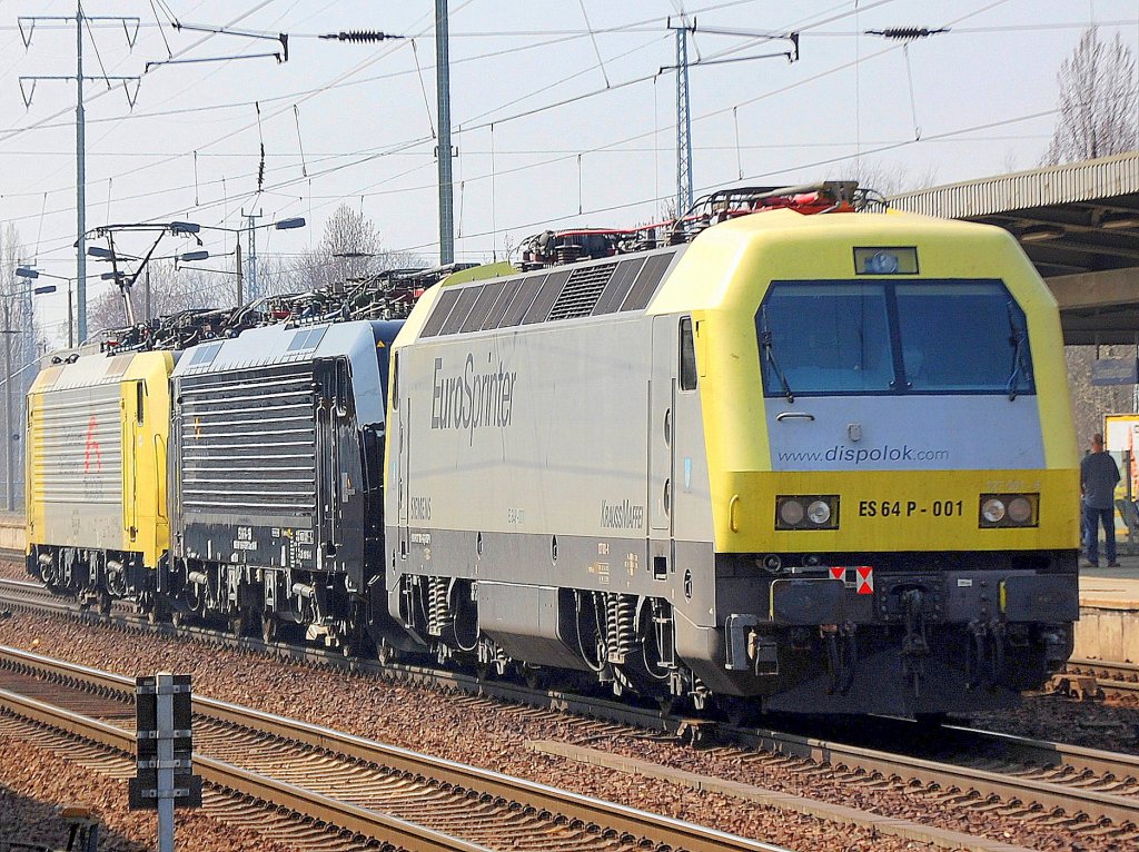 Hier war die MRCE Dispolok der EuroSprinter ES 64 P-001 (91 80 6127 006-6 D-DISPO) noch in der gelben Farbe (2.Farbvariante) unterwegs angekuppelt an einem Lokzug gezogen von TXL ES 64 F4-096 und dazwischen die schwarze ES 64 F4-150 am 04.04.09 im Bhf. Flughafen Berlin-Sch�nefeld.