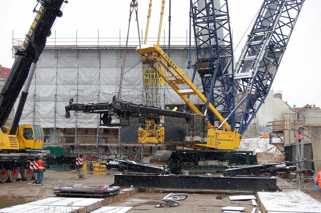 Hier wird anscheinend die Besonderheit dieses Raupenkranes gerade montiert die sogenannte Derrickausr�stung, die Aufh�ngvorrichtung f�r freischwebende Ballastgewichte f�r bis zu 400 Tonnen, 26.11.10 Berlin-Ostkreuz.