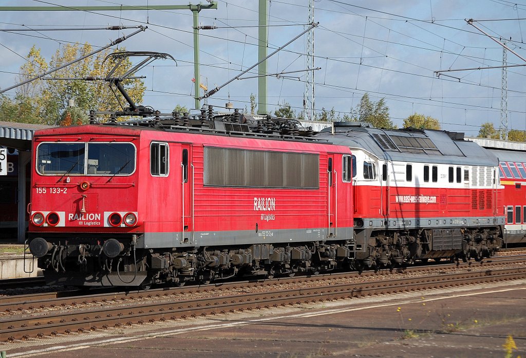 Hier wird die east-west railways Lok 232 658-5 von der 155 133-2 an den Haken genommen und abgeholt, 08.10.12 Bhf. Flughafen Berlin-Sch�nefeld.