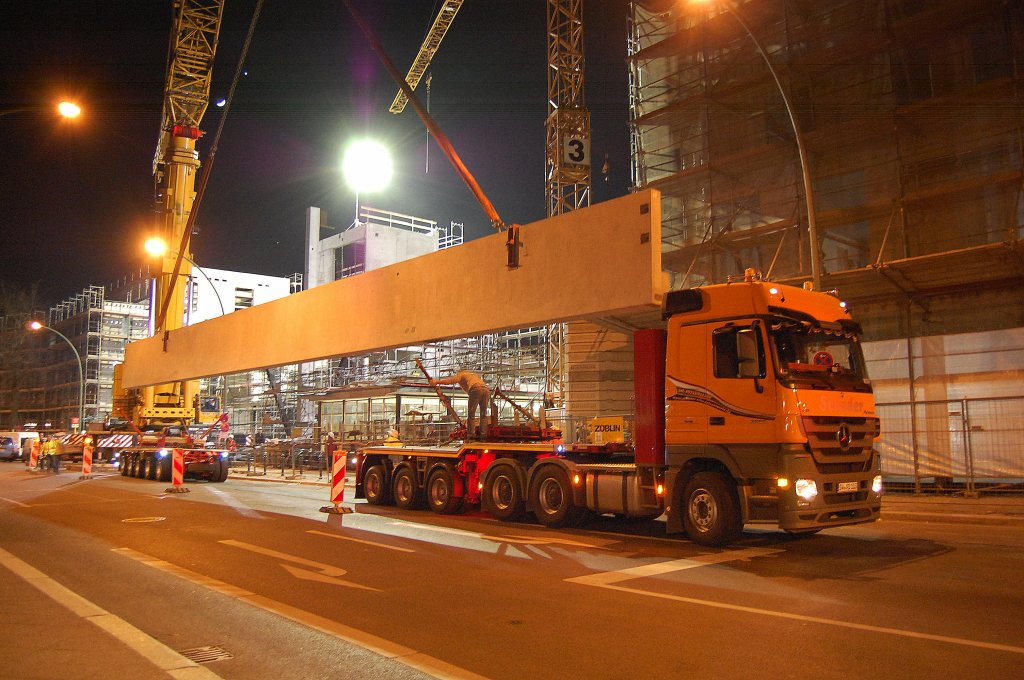 Hier wird das enorm lange Betonfertigteil vom Schwerlastzg der Sped Scheder durch den LIEBHERR LTM 1500 der Fa. MOBI-HUB angehoben und erst mal neben dem Rohbau abgestellt, 26.03.12 Berlin-Pankow.  