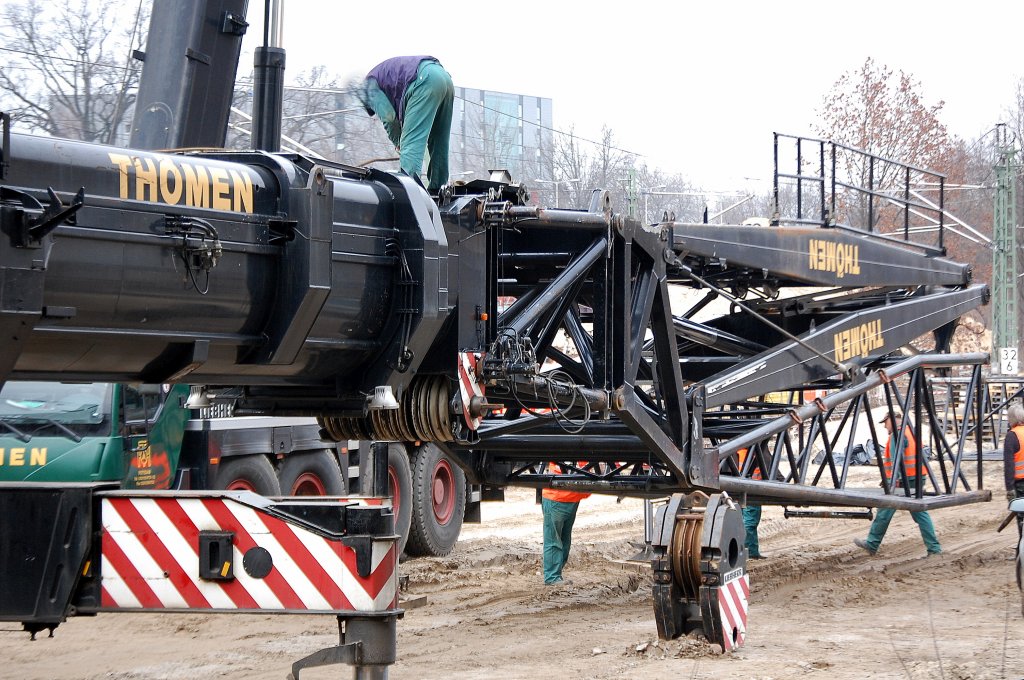 Hier wird gerade die Gitterspitze auf dem Teleskopauflieger eines LIEBHERR LTM 1500 der Fa. TH�MEN befestigt, Neubau Spandauer Damm Br�cke Berlin 2.Bauabschnitt am 19.03.10
