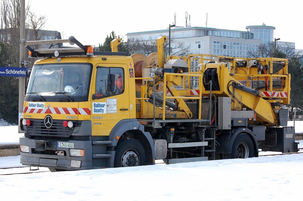 Hier das Zweiwegefahrzeug MB ATEGO 1828 mit Arbeitsb�hne (sch�rling Brack Aufbauten) der Fa. Balfour Beatty beim R�ckbau im Bhf. Flughafen Berlin-Sch�nefeld, 20.02.10