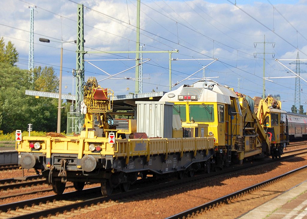Hinten dran ein Niederborwagen mit Arbeitsger�ten, Container und Hydraulikbaggeraufsatz der Fa. JumoTec, hinter der Schotterreinigungsmaschine P&T RM 80-92, 16.09.10 Bhf. Flughafen Berlin-Sch�nefeld. 