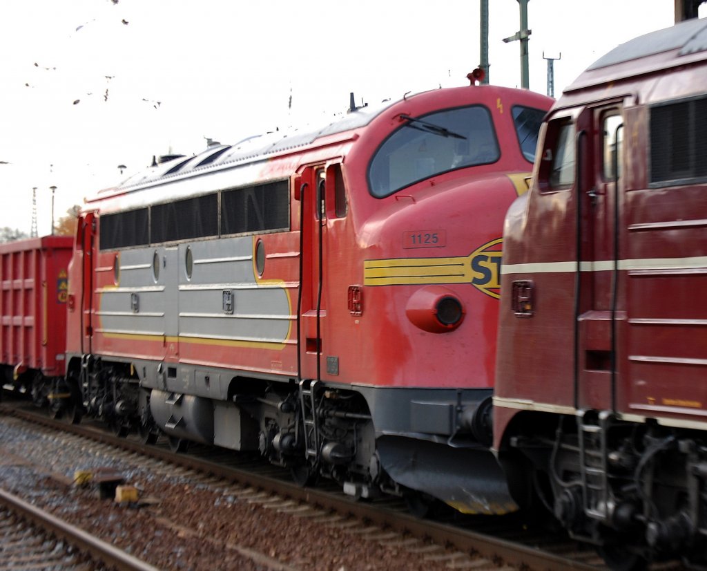 Hinter V170 1138 in der Doppeltraktion V170 1125 (92 80 1227 001-5, Nohab Bj.1957) in Santa Fe Lackierung, Bhf. Flughafen Berlin-Sch�nefeld am 28.10.08
