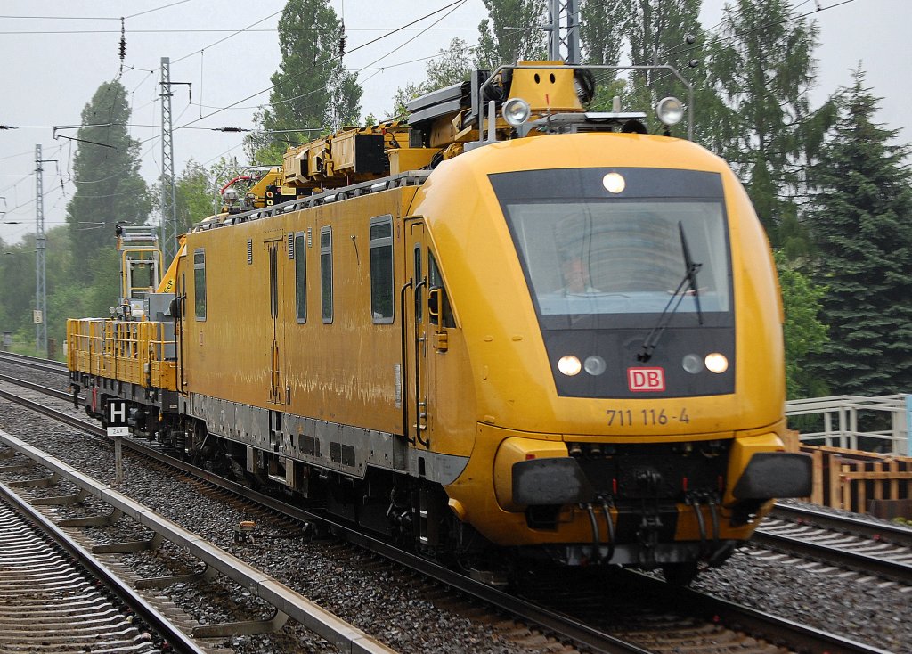 HIOB 711 116-4 mit Ger�temaschinenwagen am Haken Richtung Karower Kreuz Berlin am 31.05.10